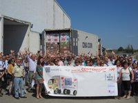 Madre Coraje carga el contenedor 400 de ayuda humanitaria a Perú en un acto con 200 voluntarios