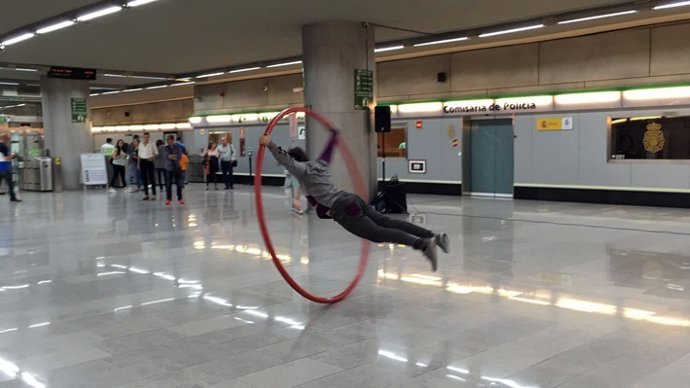 Circo en el metro de Sevilla