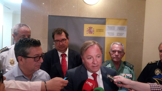 Fernando Marcos, a la izquierda, atiende a Juan Carlos Moragues