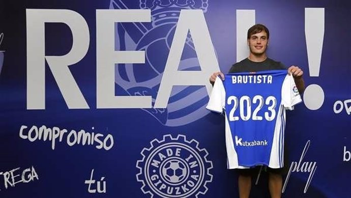 Jon Bautista posa con la camiseta de su renovación