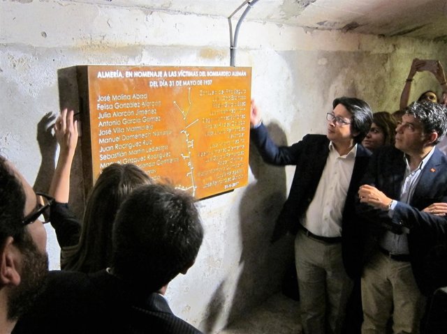 Descubrimiento de la placa homenaje a las víctimas del bombardeo nazi