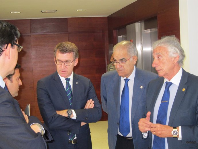 El presidente de la Xunta en Vigo con empresarios.                        