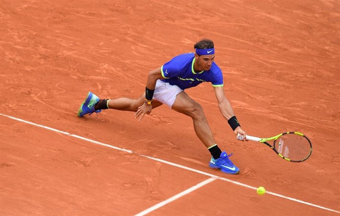 Rafa Nadal devuelve una pelota