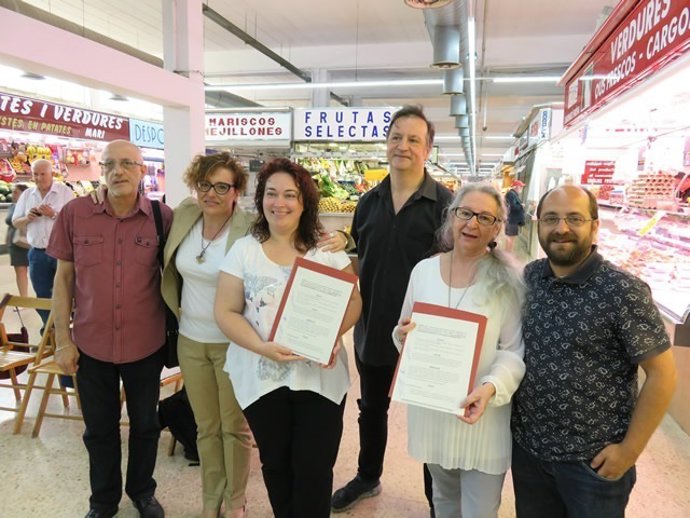 Montserrat Ballarín i representants d'entitats comercials del Besòs