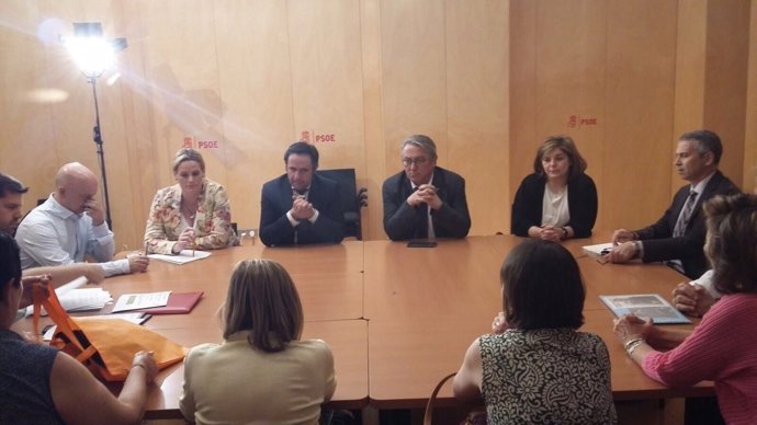 Reunión de diputados del PSOE con la plataforma de víctimas del Alvia