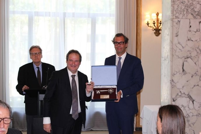 Jordi Hereu lliura La Clau de Barcelona a Lluís Sans