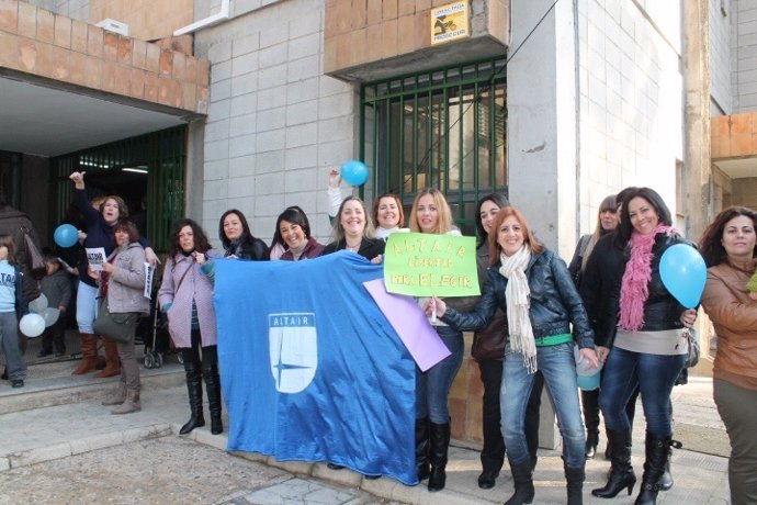 Madres del colegio 'Altair' de Sevilla defienden la educación diferenciada