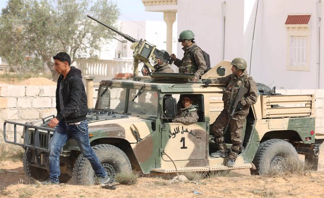 Patrullas de soldados en Túnez 