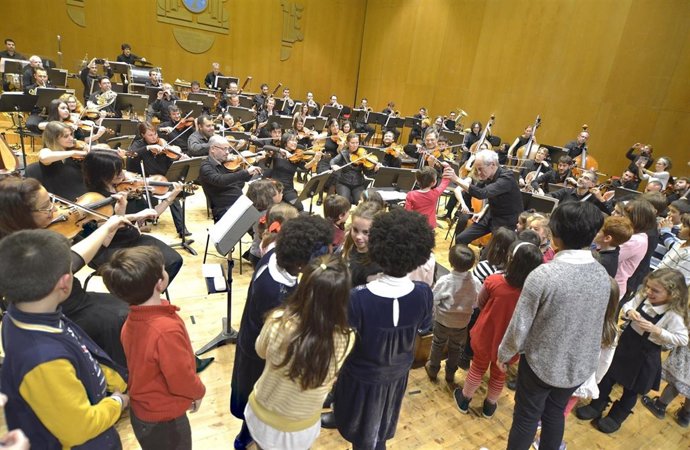 Concierto de la Real Filharmonía de Galicia para niños con heteroplasia.