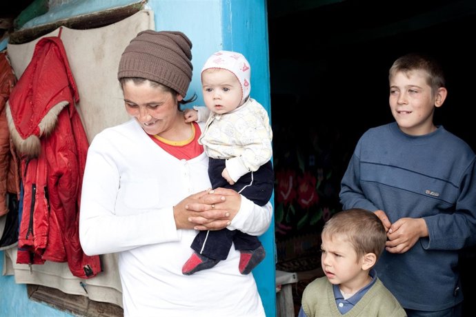 Una madre y sus hijos víctimas de violencia de género en un centro de protección