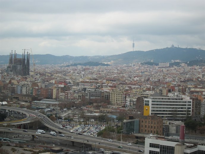 Vista De Barcelona, amb La Sagrada Família, Collserola I El Tibidabo