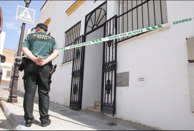 Exterior de la vivienda acordonada donde se ha registrado el crimen