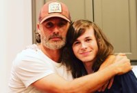 The Walking Dead: Andrew Lincoln sorprende a Chandler Riggs en su fiesta de graduación