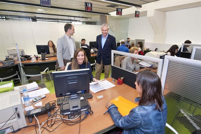 Aranburu visita la oficina de Hacienda de Pamplona en la campaña de la Renta