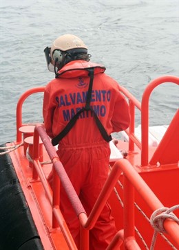 Salvamento Marítimo rescata un velero cerca de Cádiz