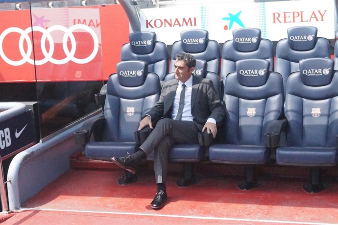 Ernesto Valverde, assegut en la banqueta del FC Barcelona