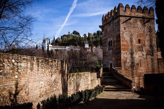 Alhambra Abre Torre De Los Picos