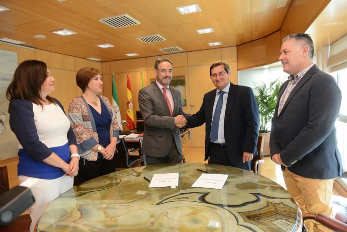 Firma de convenio sobre vivienda entre la Consejería y la Diputación de Granada