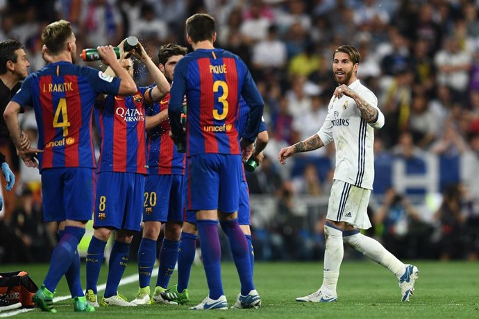 Jugadores del barca y real madrid