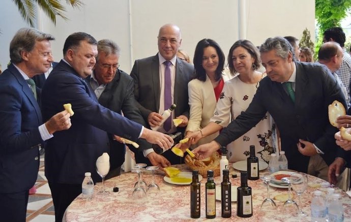 Rafi Crespín, entre Antonio Ruiz y Isabel Ambrosio, degustan el aceite de oliva