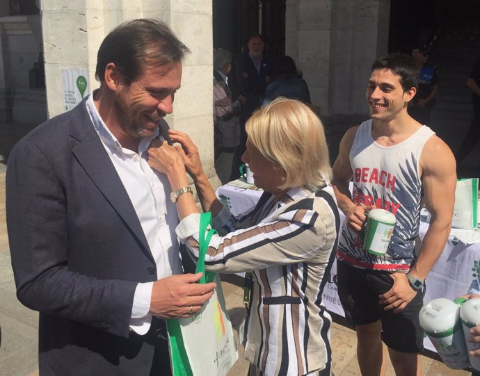 El alcalde de Valladolid colabora en la cuestación contra el cáncer