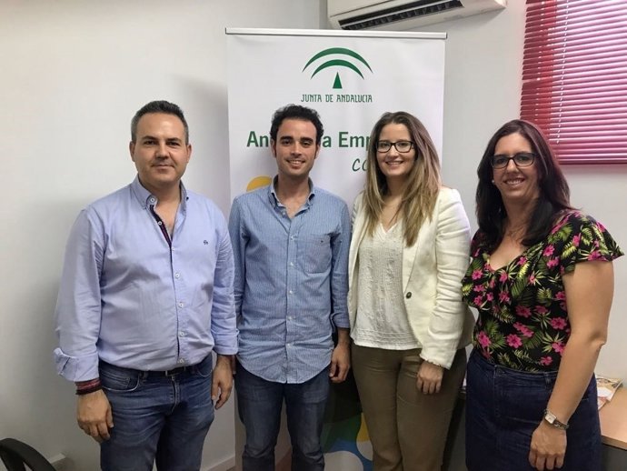 Morillo (2d) conoce el proyecto del emprendedor Rafael Bojollo.