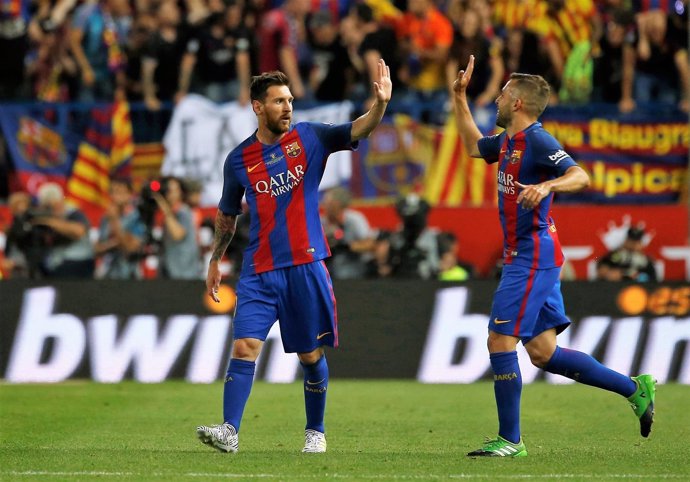 Messi celebra un gol en el Calderón con Paco Alcácer