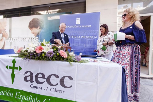 Gabriel Amat ha visitado la Mesa de Cuestación de la AECC en el Paseo.