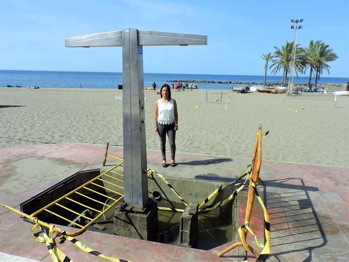La edil socialista Inés Plaza frente a una ducha de playa en obras