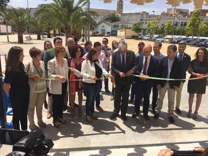 Autoridades durante la inaguración de la feria