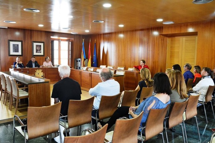 José Chulvi se dirige a los vecinos de la Granadella