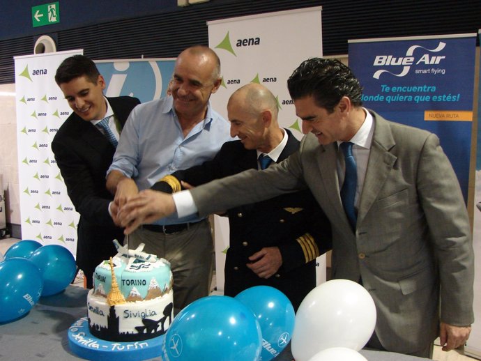 Bautizo de la nueva ruta de Blue Air entre Sevilla y Turín