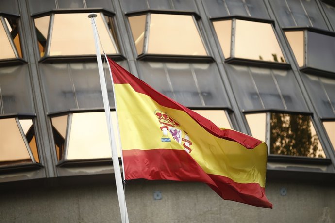 La bandera d'Espanya oneja en el Tribunal Constitucional