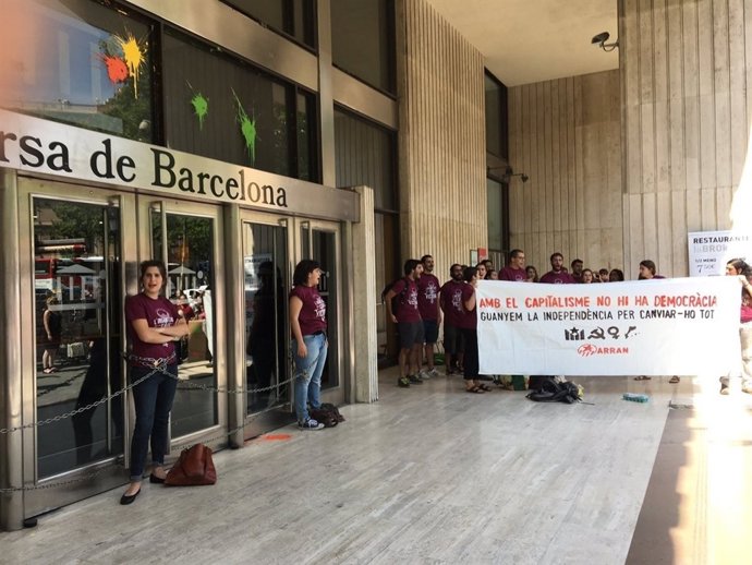 Miembros de Arran se encadenan a la Bolsa de Barcelona
