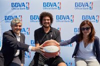 BBVA y la NBA inauguran la nueva cancha de la playa de La Zurriola, en San Sebastián 