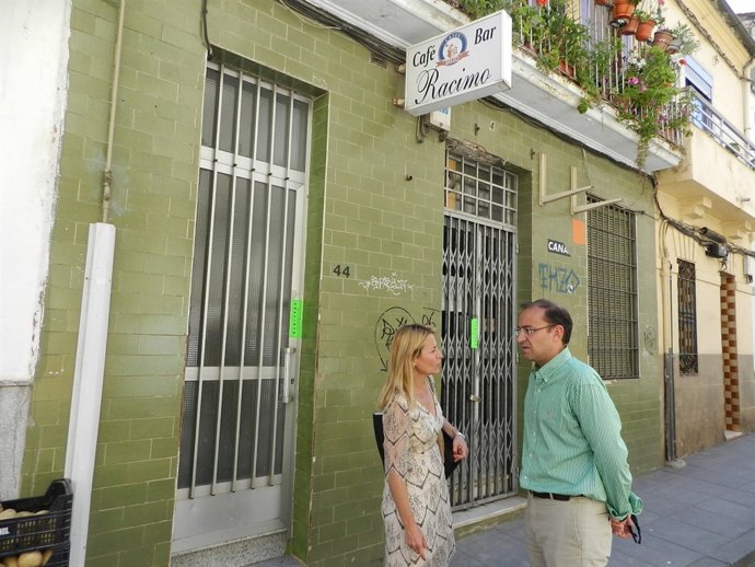 Elena Nevado y Rafael Mateos junto al edificio siniestrado                   
