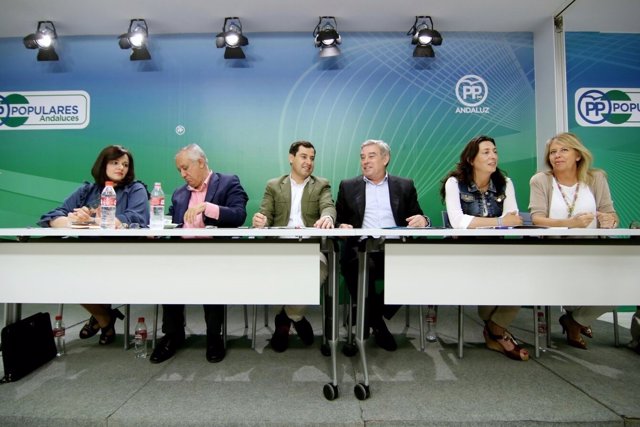 Javier Arenas y Juanma Moreno en el Grupo Territorial de senadores del PP-A