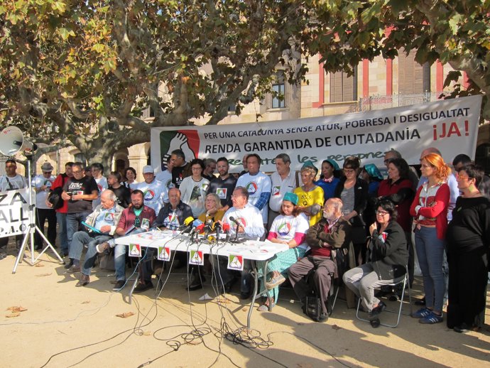 (Arxiu) Representants D'Entitats, Sindicats I Polítics Davant El Parlament