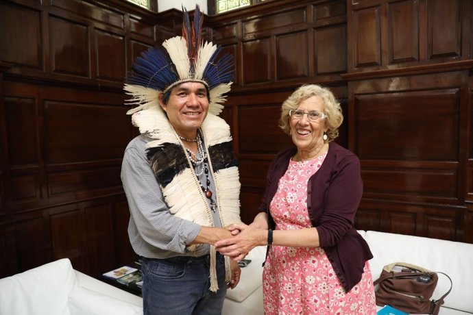 Carmena con el representante de la étnia guaraní Kaiowá