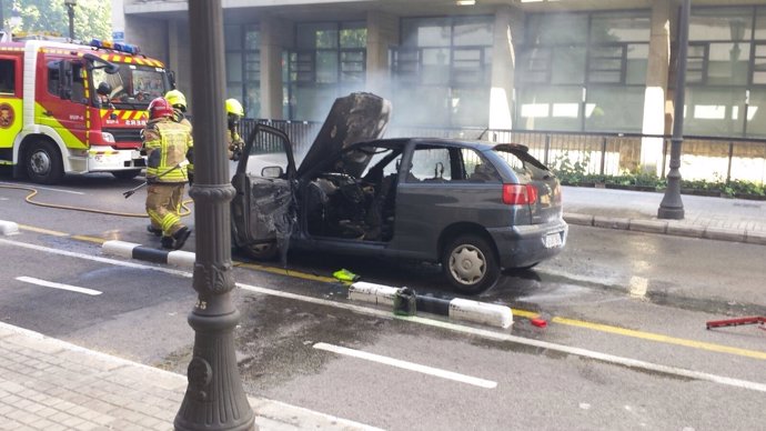 Bomberos tratan de extinguir el incendio de un coche en València