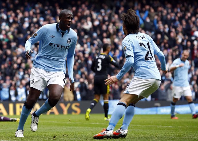 Yaya Toure y David Silva celebran un gol del Manchester City