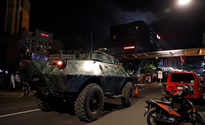 Un vehículo blindado frente al complejo de ocio Resorts World, en Manila