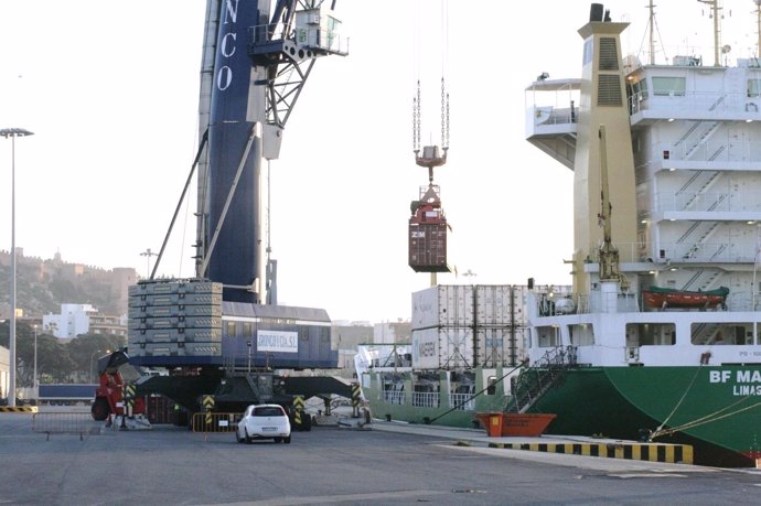 Carga de mercancías en el Puerto de Almería 