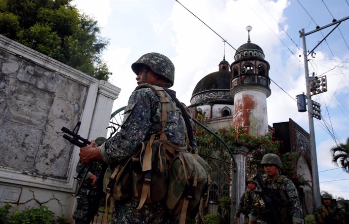 Marines filipinos junto a una mezquita en Marawi