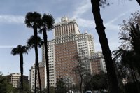 Carmena, “muy contenta” de que Riu implante en el Edificio España “un magnífico hotel”