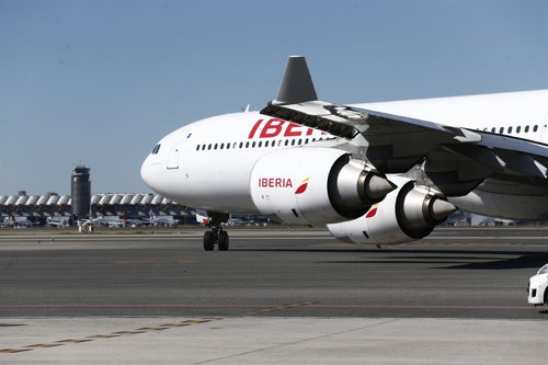 Aeropuerto de Barajas, avión, aviones, hub de Iberia, pista de aterrizaje y desp