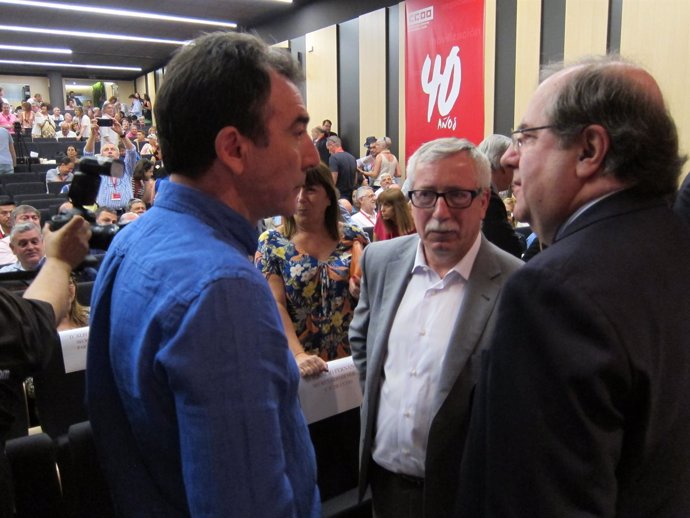 Fernánez Toxo charla con Ángel Hernández y Juan Vicente Herrera