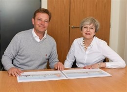 El parlamentario 'tory' Craig Mackinlay posa acompañado por Theresa May