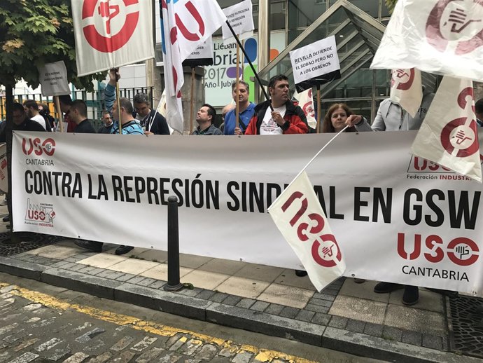 Concentración de USO en la entrada del Gobierno