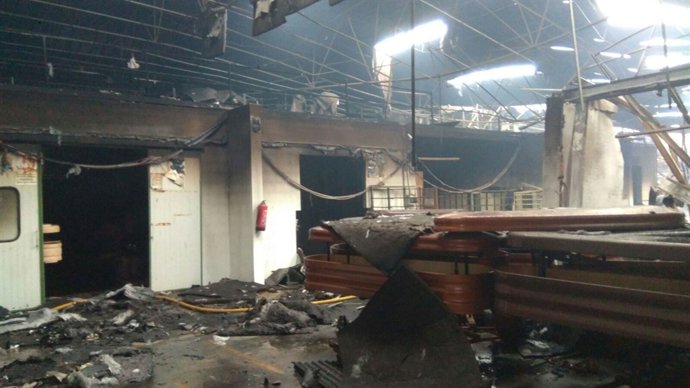 Fábrica de ataudes incendiada 